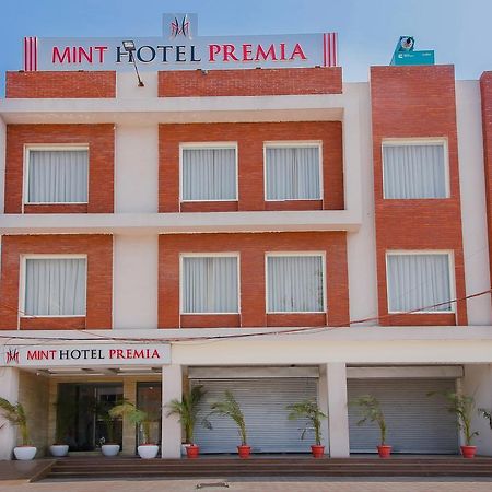 Mint Hotel Premia Chandigarh, Zirakpur Εξωτερικό φωτογραφία